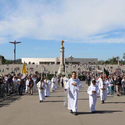 Recinto do Santuário de Fátima acolheu missa dominical em dia de Páscoa